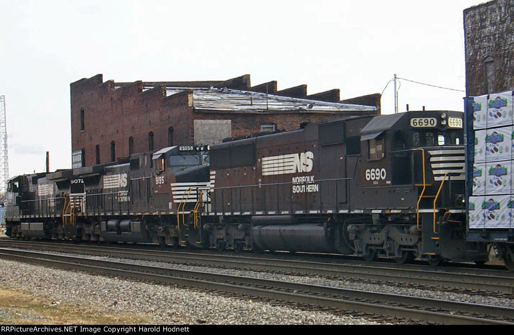 NS 9072, 9195, and 6690 lead a train onto the "H" line